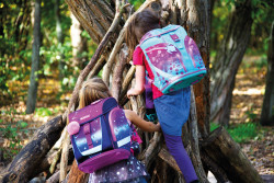 Schulranzen, 2 Kinder im Wald...