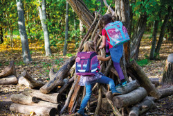 Schulranzen, 2 Kinder im Wald...