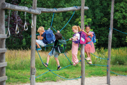 Schulranzen, 4 Kinder klettern