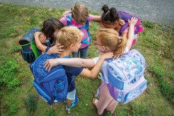 Schulranzen, 5 Kinder im Kreis