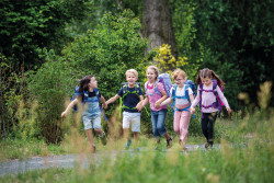 5 Kinder mit Schulranzen, renn...