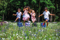 4 Kinder springe über Schulran...