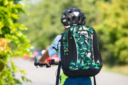 Rucksack, Kind auf Fahrrad