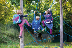 Schoolbag, 3 children on the p...