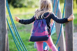 Schoolbag, 1 child on playgrou...