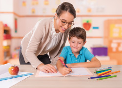 Kind und Lehrerin Silbentrenn...